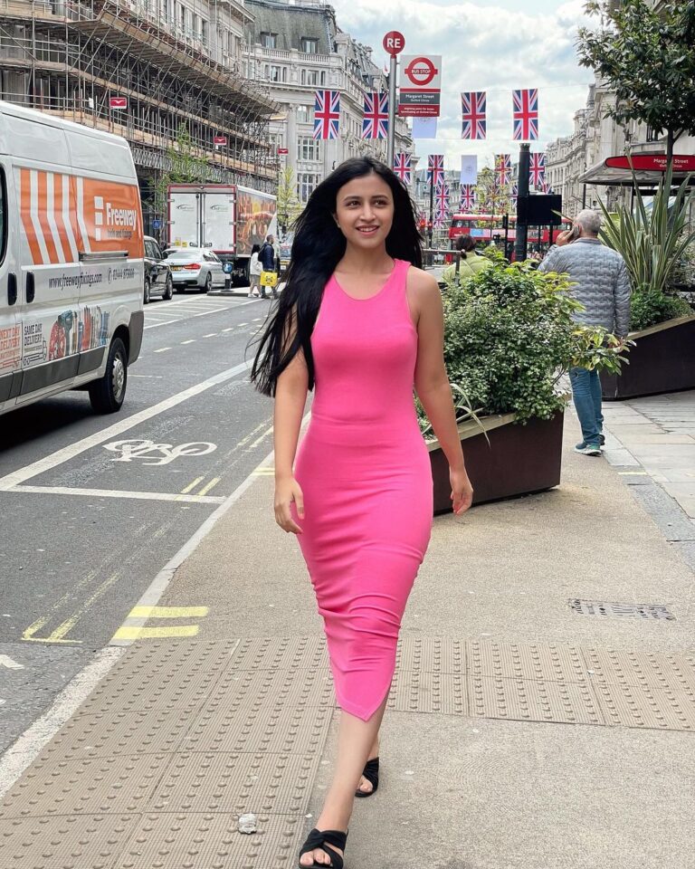 Ritika Shrotri Instagram - Pink🌷 #photooftheday #london #pink #fashion #wanderer #oxfordstreet