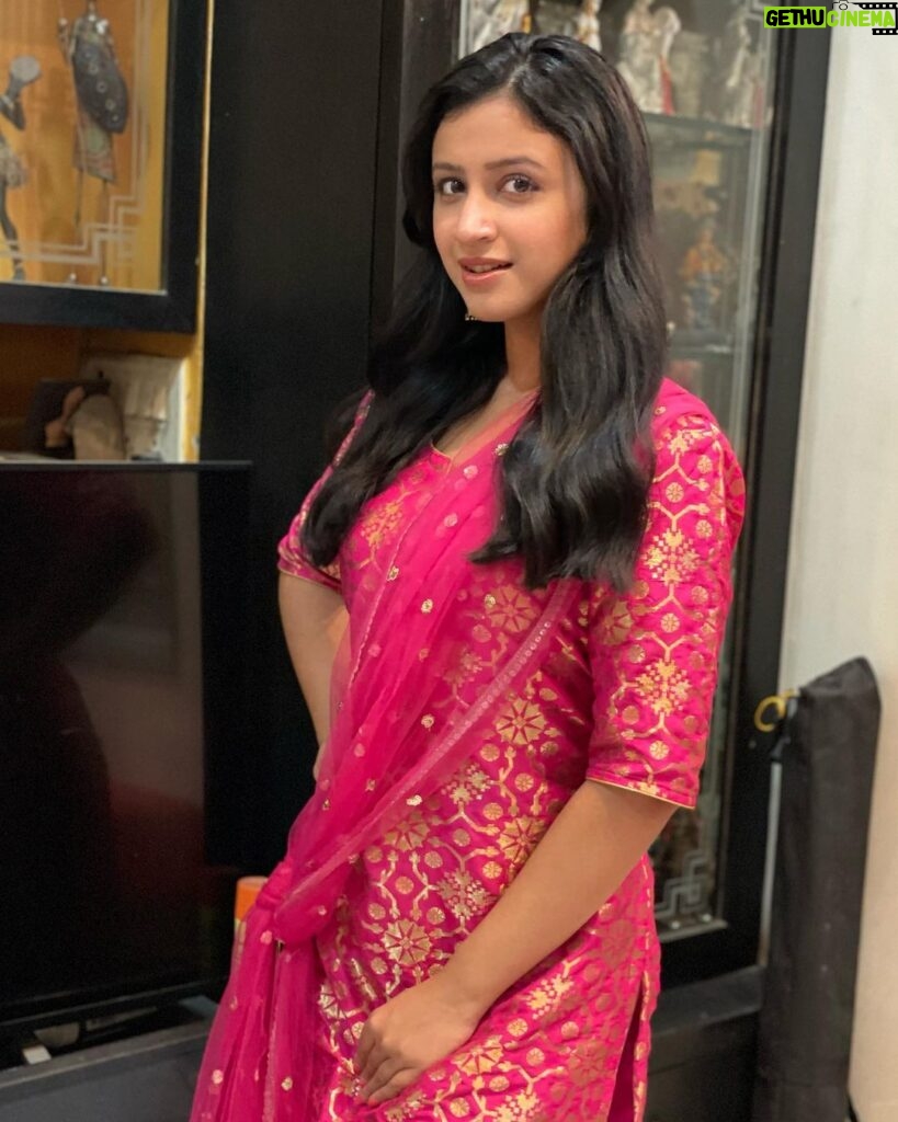 Ritika Shrotri Instagram - 🩷 Outfit @fragrance_designs #pink #outfit #traditional #photooftheday