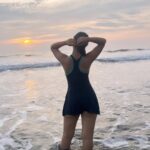 Ritika Shrotri Instagram - Beach please! #beach #sea #photooftheday #sunset