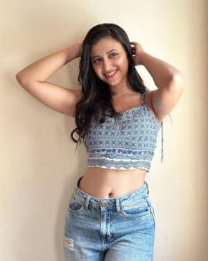 Ritika Shrotri Instagram - You glow differently when you’re happy..! 🤍

#blue #insta #photooftheday #outfit #denim