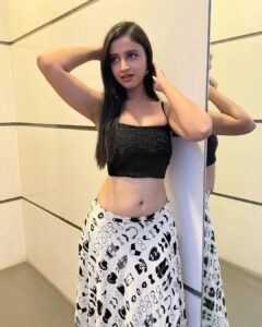 Ritika Shrotri Instagram - Black & white 🤍 Outfit @fragrance_designs Pc @rutuja_bagwe #photooftheday #promotions #outfit #casuals #blacknwhite