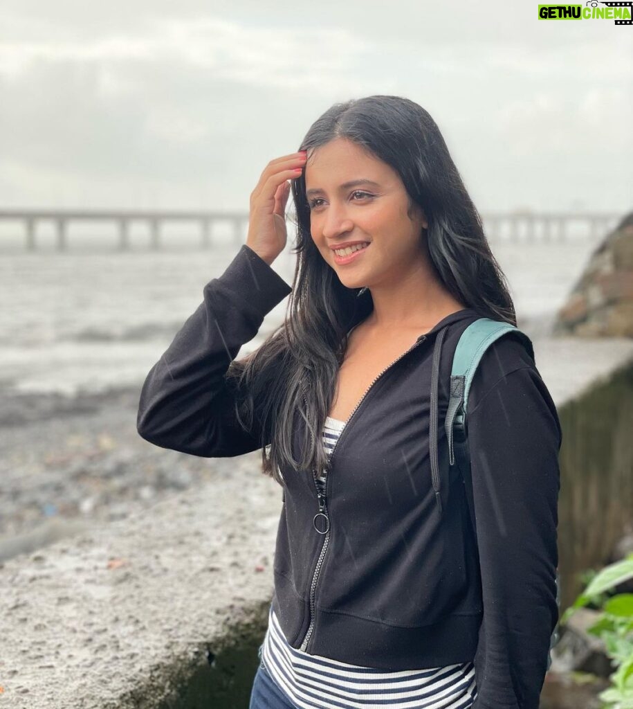 Ritika Shrotri Instagram - Looking at the bright side #photooftheday #sea #side #smile #nature #just