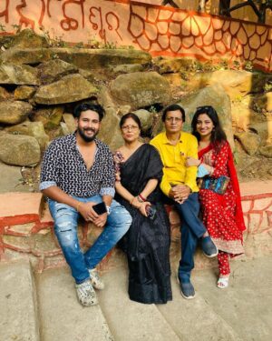 Riya Dey Instagram - 1st family trip all together dat to one of my favourite places in balasore my hometown…& how could we miss the chance to seek blessings from lord shiva first.. har har mahadev 🙏🏻💃🏻
Roaming with two mothers & 2 fathers is the best feeling ❤️
My world 🌎 
#swipeleft ⬅️
#happyface #familytime #familytrip #panchalingeswar #harharmahadev #hometown #balasore #togetherness #togetherforever #iloveyou #world #love #live #laugh #actress #riyadey