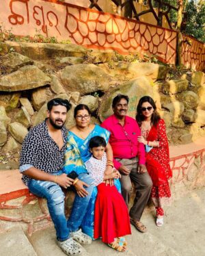 Riya Dey Instagram - 1st family trip all together dat to one of my favourite places in balasore my hometown…& how could we miss the chance to seek blessings from lord shiva first.. har har mahadev 🙏🏻💃🏻
Roaming with two mothers & 2 fathers is the best feeling ❤️
My world 🌎 
#swipeleft ⬅️
#happyface #familytime #familytrip #panchalingeswar #harharmahadev #hometown #balasore #togetherness #togetherforever #iloveyou #world #love #live #laugh #actress #riyadey