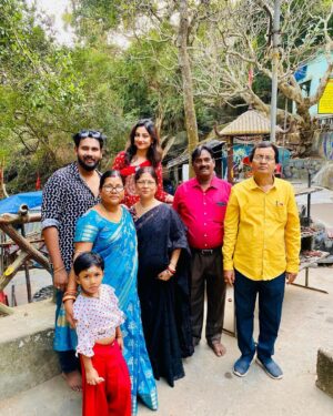 Riya Dey Instagram - 1st family trip all together dat to one of my favourite places in balasore my hometown…& how could we miss the chance to seek blessings from lord shiva first.. har har mahadev 🙏🏻💃🏻
Roaming with two mothers & 2 fathers is the best feeling ❤️
My world 🌎 
#swipeleft ⬅️
#happyface #familytime #familytrip #panchalingeswar #harharmahadev #hometown #balasore #togetherness #togetherforever #iloveyou #world #love #live #laugh #actress #riyadey