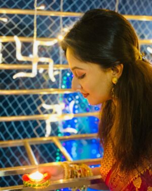 Riya Dey Instagram - 1st Diwali as husband & wife😌🪔
Tons of Diwali wishes to all of you from us..❤️🙏🏻
#swipeleft ⬅️
#happydiwali #light #love #happiness #togetherness #strongertogether #positivevibes #husbandwife #firstdiwali #festival #festivewear #festivevibes #ootn #sunilria🎊👩‍❤️‍👨🎊