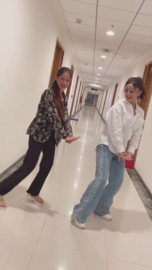 Riya Dey Instagram - & one with a golden heart & one of the most talented actresses..sweetheart u r a true admirer of odia films I must say..tons of love to u❤️🫶🏻😘
Vc- @antaraofficial 😘😘
#rangalatas #trending #trendingreels #trendingsongs #odiasong #viral #viralvideos #viralreels #kataksesharuarambha #specialscreening #actresses #riyadey #bhoomikadash