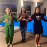 Riya Dey Instagram - 3 times we tried this with our phones & successfully we failed every time 😅🤭 You decide the winner🤩 PS-fun unlimited 😝😜🤪 #blooper #reels #reelsinstagram #reelitfeelit #reelsvideo #reelsindia #reelkarofeelkaro #trendingreels #trending #trendingsongs #viral #viralvideos #viralreels #ootd #trip #weekend #weekendvibes #dance #move #love #live #laugh #loveyourself #actress #riyadey