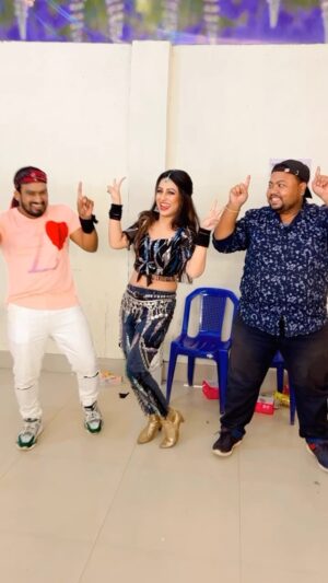 Riya Dey Instagram - Grooving on rangalata with two of our very favourites @angulia_bunty_official & @actor__bapi ..you both are just fabulous & with a golden hearts..❤️🫶🏻🥰😍
#rangalata #trending #trendingsongs #trendingreels #kataksesharuarambha #ghoghahabadussehrare #actor #anuguliabunty #actorbapi #actress #riyadey