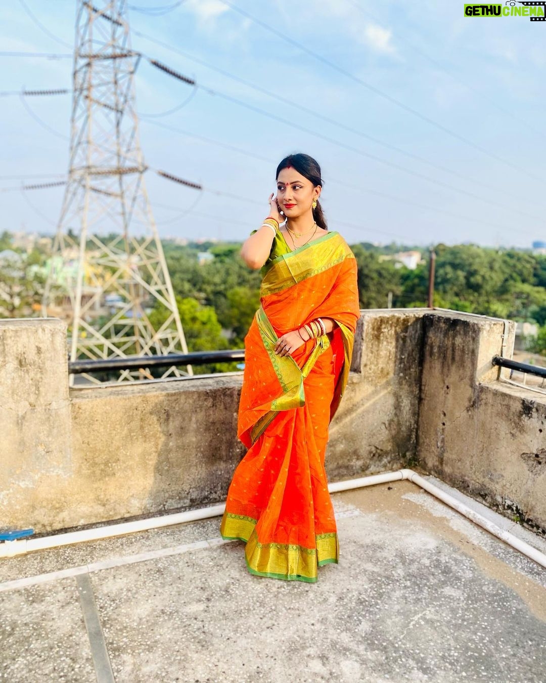 Riya Dey Instagram - ❤️i feel I look like my mom in these pics❤️ #instapost #saree #sareelove #love #live #laugh #loveyourself #actress #riyadey Cuttack, Orissa