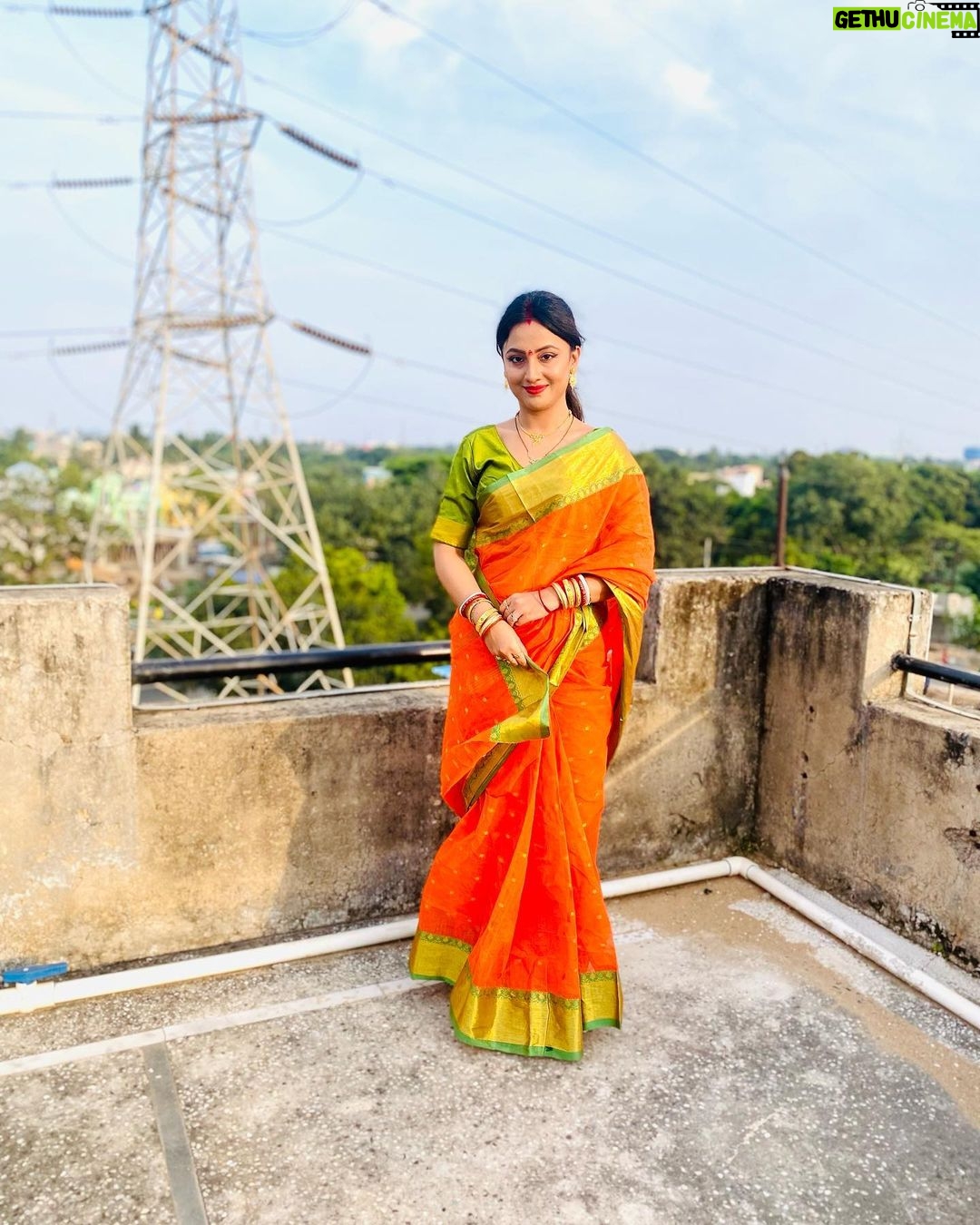 Riya Dey Instagram - ❤️i feel I look like my mom in these pics❤️ #instapost #saree #sareelove #love #live #laugh #loveyourself #actress #riyadey Cuttack, Orissa