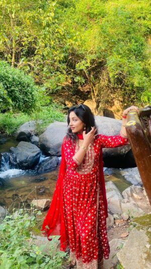 Riya Dey Instagram - Dulhan banami❤️..I hope I did it right otherwise smile & adjust with anything when u forget the steps just like me🤭😝🤓
But loving this song 💃🏻
#reels #reelsinstagram #reelsvideo #reelkarofeelkaro #reelitfeelit #trendingreels #trendingsongs #odiasong #viral #viralvideos #viralreels #random #blooper #love #live #laugh #loveyourself #actress #riyadey