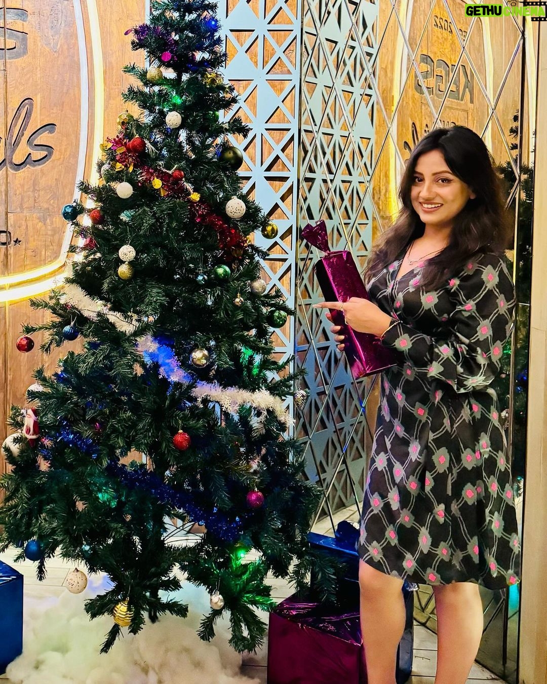 Riya Dey Instagram - Merry Christmas 🤶❤️🎄 #swipeleft ⬅️ #love #live #laugh #actress #riyadey #sunilria🎊👩❤️👨🎊 #christmas2023