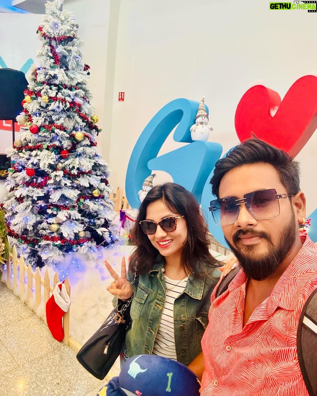 Riya Dey Instagram - Merry Christmas 🤶❤️🎄 #swipeleft ⬅️ #love #live #laugh #actress #riyadey #sunilria🎊👩❤️👨🎊 #christmas2023