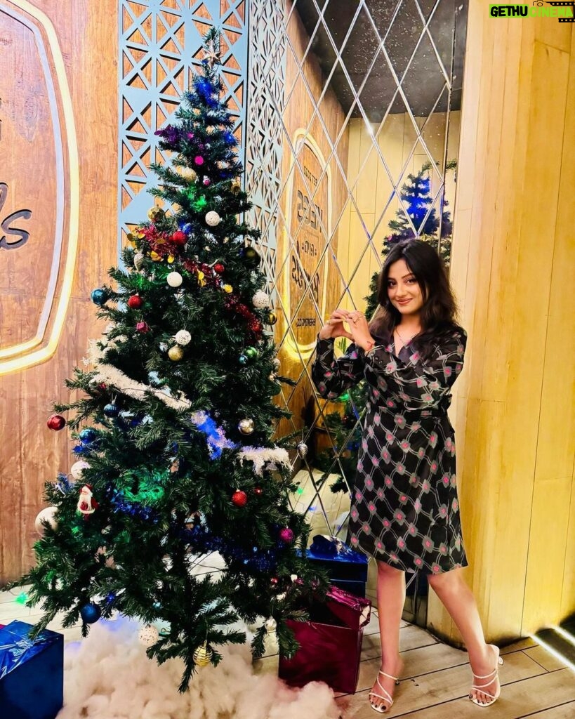 Riya Dey Instagram - Merry Christmas 🤶❤️🎄 #swipeleft ⬅️ #love #live #laugh #actress #riyadey #sunilria🎊👩‍❤️‍👨🎊 #christmas2023