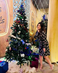 Riya Dey Instagram - Merry Christmas 🤶❤️🎄 #swipeleft ⬅️ #love #live #laugh #actress #riyadey #sunilria🎊👩‍❤️‍👨🎊 #christmas2023