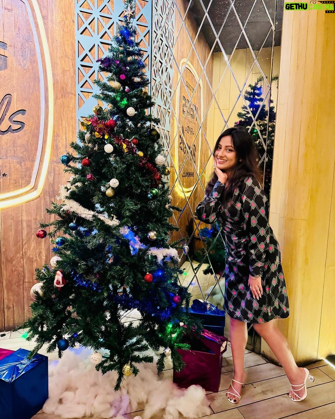 Riya Dey Instagram - Merry Christmas 🤶❤️🎄 #swipeleft ⬅️ #love #live #laugh #actress #riyadey #sunilria🎊👩❤️👨🎊 #christmas2023