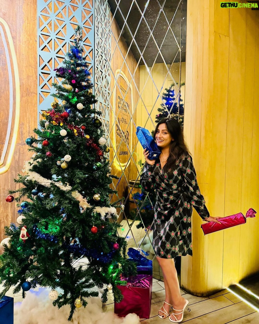 Riya Dey Instagram - Merry Christmas 🤶❤️🎄 #swipeleft ⬅️ #love #live #laugh #actress #riyadey #sunilria🎊👩❤️👨🎊 #christmas2023