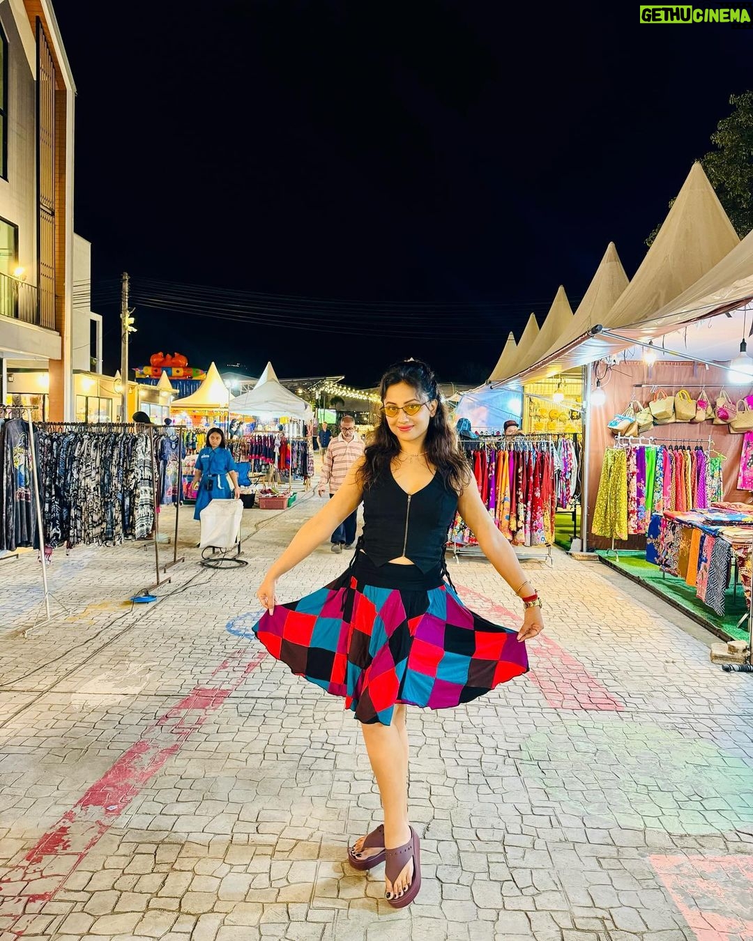 Riya Dey Instagram - New normal π«Άπ»π«°π»βπ» #swipeleft β¬
οΈ #vacation #vacationmode #travel #krabi #ootn #thailand #trip #travelphotography #travelmode #loveisintheair #ootn #love #live #laugh #actress #riyadey Ao Nang Night Market Krabi