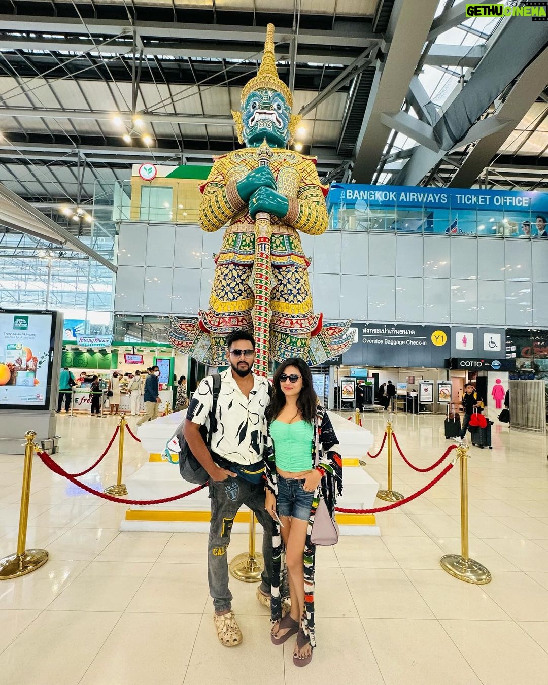 Riya Dey Instagram - Let’s go Krabi 😎 #swipeleft ⬅️ #1stanniversary #marriageanniversary #annyversarytrip #krabi #thailand #trip #travelphotography #travelmode #couplegoals #loveisintheair #ootd #love #live #laugh #sunilria🎊👩❤️👨🎊 Krabi, Thailand