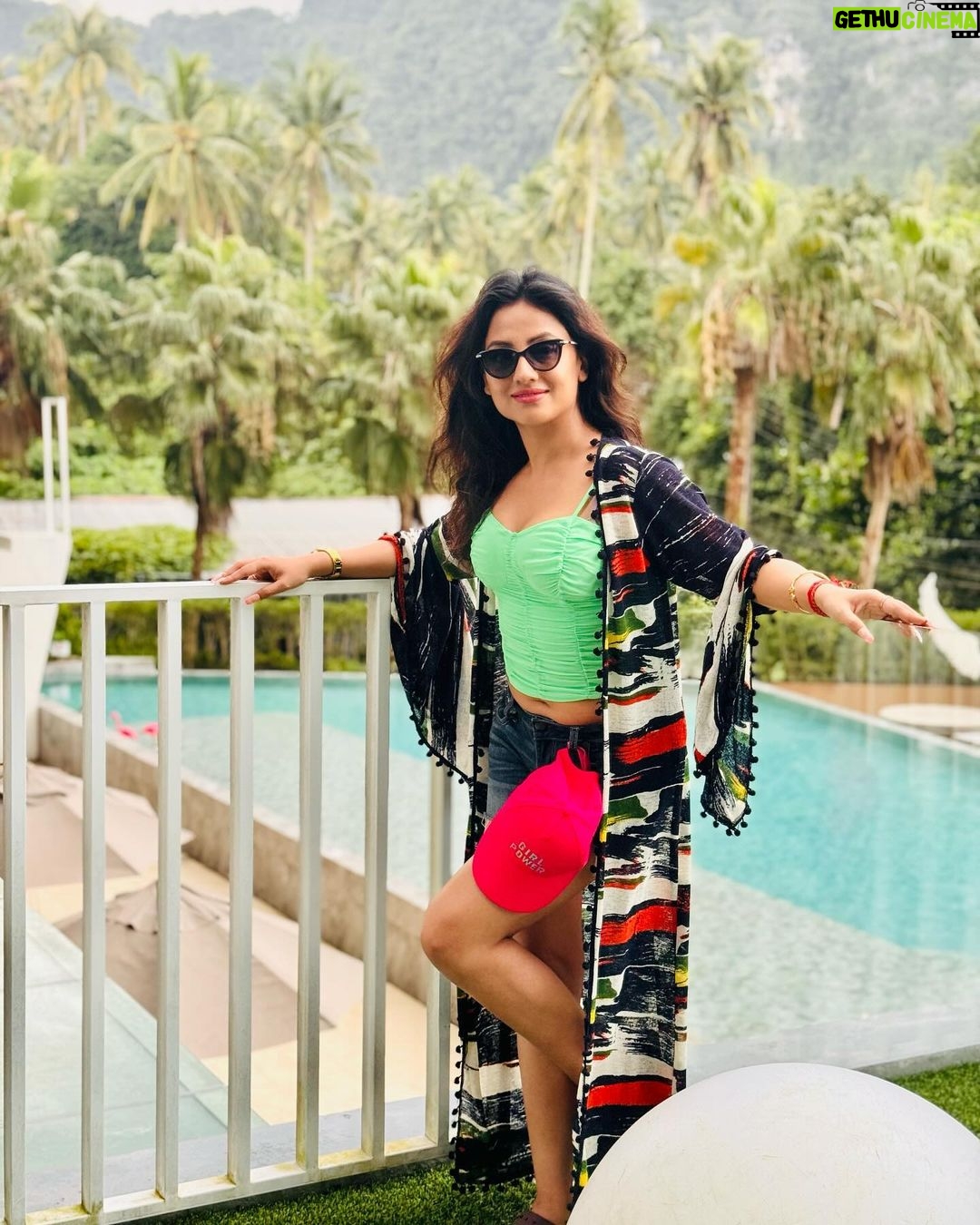Riya Dey Instagram - Let’s go Krabi 😎 #swipeleft ⬅️ #1stanniversary #marriageanniversary #annyversarytrip #krabi #thailand #trip #travelphotography #travelmode #couplegoals #loveisintheair #ootd #love #live #laugh #sunilria🎊👩❤️👨🎊 Krabi, Thailand