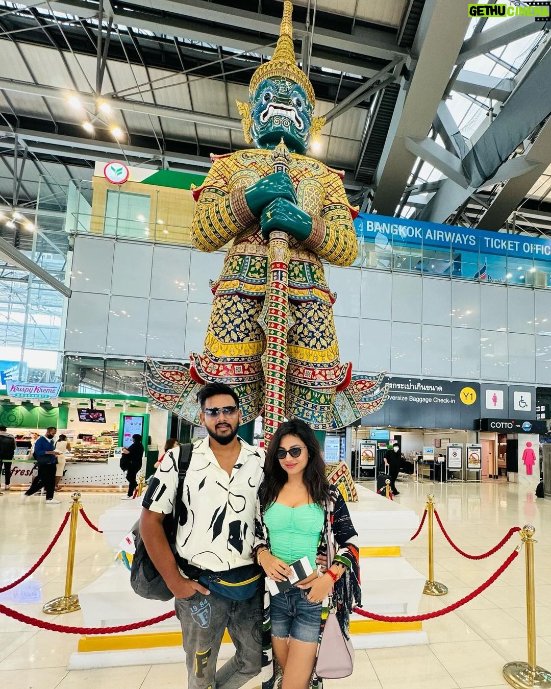 Riya Dey Instagram - Let’s go Krabi 😎 #swipeleft ⬅️ #1stanniversary #marriageanniversary #annyversarytrip #krabi #thailand #trip #travelphotography #travelmode #couplegoals #loveisintheair #ootd #love #live #laugh #sunilria🎊👩❤️👨🎊 Krabi, Thailand
