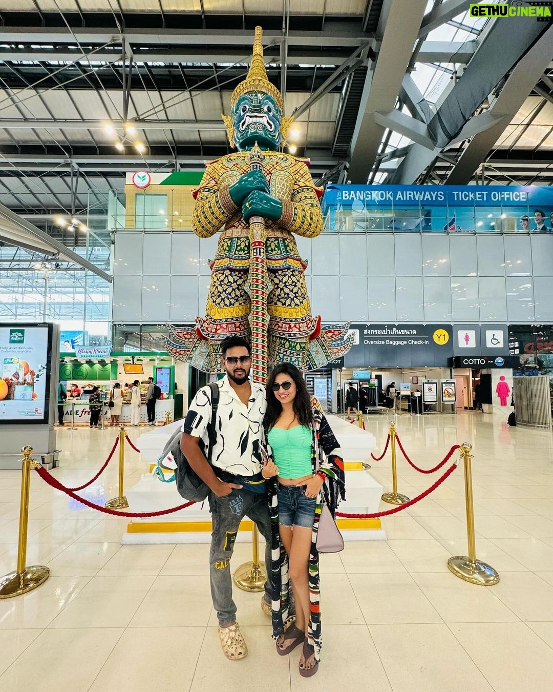 Riya Dey Instagram - Let’s go Krabi 😎 #swipeleft ⬅️ #1stanniversary #marriageanniversary #annyversarytrip #krabi #thailand #trip #travelphotography #travelmode #couplegoals #loveisintheair #ootd #love #live #laugh #sunilria🎊👩❤️👨🎊 Krabi, Thailand