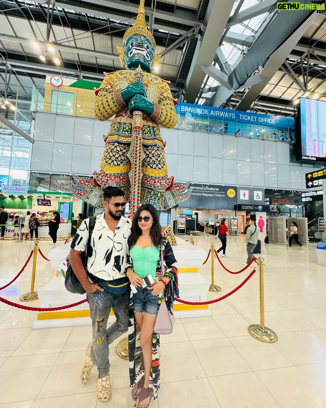 Riya Dey Instagram - Let’s go Krabi 😎 #swipeleft ⬅️ #1stanniversary #marriageanniversary #annyversarytrip #krabi #thailand #trip #travelphotography #travelmode #couplegoals #loveisintheair #ootd #love #live #laugh #sunilria🎊👩❤️👨🎊 Krabi, Thailand
