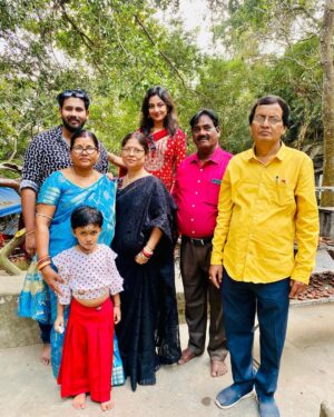 Riya Dey Instagram - 1st family trip all together dat to one of my favourite places in balasore my hometown…& how could we miss the chance to seek blessings from lord shiva first.. har har mahadev 🙏🏻💃🏻
Roaming with two mothers & 2 fathers is the best feeling ❤️
My world 🌎 
#swipeleft ⬅️
#happyface #familytime #familytrip #panchalingeswar #harharmahadev #hometown #balasore #togetherness #togetherforever #iloveyou #world #love #live #laugh #actress #riyadey