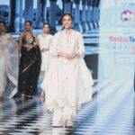 Riyaa Subodh Instagram - हुस्न मुक़ाबला करा के देख लो। 😉 . . . . #fashionweek #runwaymodel #happyme #indianmodel #ilovemyjob #designer #ootd #ootdfashion #instafashion #instamood #thankyougod