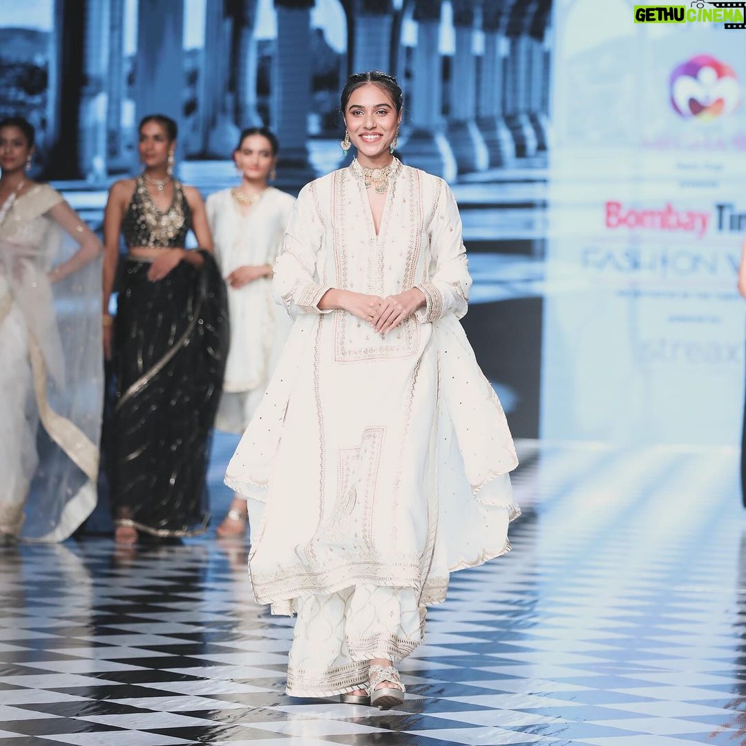 Riyaa Subodh Instagram - हुस्न मुक़ाबला करा के देख लो। 😉 . . . . #fashionweek #runwaymodel #happyme #indianmodel #ilovemyjob #designer #ootd #ootdfashion #instafashion #instamood #thankyougod