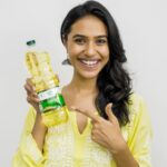 Riyaa Subodh Instagram - My work profile in the fashion industry needs me to be fit and fabulous at all times. But being fit doesn’t mean I can’t have my favourite food! With Emami Healthy and Tasty Ultralite Soyabean Oil, I enjoy my food without worrying about feeling heavy after eating. Why? Because this oil is - Light in colour - Less sticky - Low in absorption And just like me, you can do the same. Switch your regular cooking oil with Emami Healthy and Tasty Ultralite Soyabean Oil today kyonki #SirfYahiHaiUltralite! Share your recipes and don’t forget to tag @emamihealthyandtasty and use #SirfYahiHaiUltraLite #emamihealthyandtasty #ultralite #lightfood #ultralitefood #emamiultralite #ultralitesoyabeanoil #emamiultralitesoyabeanoil #sirfyahihaiultralite #lightoil #halkaoil #healthyoil #healthy&tasty #ultraliterecipes