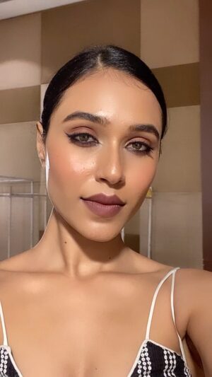 Riyaa Subodh Instagram - See I won’t take time to get ready. 😉 
.
.
.
.
#ootd #makeup #makeuptransformation #makeupreels #reelkarofeelkaro #reelitfeelit #reelsinstagram #reelsvideo #reelwithriyasubodh