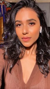 Riyaa Subodh Instagram - हुस्न-परचम। 🤎 . . . #reelitfeelit #reelkarofeelkaro #reelsinstagram #reelit #reelsvideo #modellife #modelling #showtime #indian #transition
