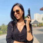 Riyaa Subodh Instagram - આ ગુજરાતી અભિનેત્રીનો સીરિયલમાંથી આવ્યો ફર્સ્ટ લૂક,આ પાત્ર ભજવવું છે ખરેખર અઘરું ગુજરાતી મૉડલ, અભિનેત્રી રિયા સુબોધ જન્મે નહીં પણ કર્મે ગુજરાતી છે. રિયા મૂળે અમદાવાદની છે પણ ઘણીવાર તમારી જન્મભૂમિ અને કર્મભૂમિ એક જ નથી હોતી. તે જ રીતે રિયા છેલ્લા ઘણાં વખતથી મુંબઈમાં મૉડલિંગ કરે છે સાથે જ તેણે અનેક જાહેરાતોમાં કામ કર્યું છે. પણ આ વખતે તેને પહેલીવાર એક ચાલતી સિરિયલમાં 15 દિવસનું પાત્ર ભજવવા મળ્યું છે. આથી રિયા ખૂબ જ ખુશ અને ઉત્સાહી છે. આ વિશે ગુજરાતી મિડ-ડે સાથે વાત કરતાં તેણે પોતાના પાત્ર વિશે અનેક ખુલાસા કર્યા છે તે જાણો અહીં... To know more - log on to gujaratimidday.com #MiddayEntertainment #MidDayNews #entertainment #celebritynews #TelevisionNews #GujaratiActress #RiyaSubodh #ZeeTV #mumbaicity #ahmedabad #amdavadi #actressmodel