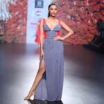 Riyaa Subodh Instagram - For @barrooni.in @timesfashionweek #bombaytimesfashionweek @bombaytimes Show director @lokeshsharmaofficial Backstage @jamaimajames Managed by @zellarinternational Model managed by @vinumishraofficial Captured by @mohit_essence . . . #indianmodel #brownskingirls #brownskin #modellife #modelling #runway #runwaymodel #ootd #saree #modeling #btfw