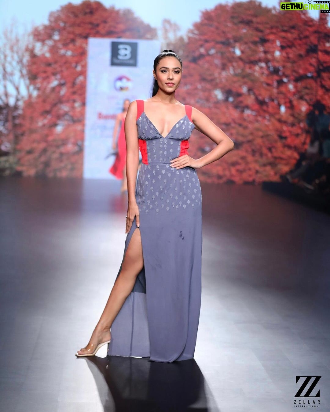 Riyaa Subodh Instagram - For @barrooni.in @timesfashionweek #bombaytimesfashionweek @bombaytimes Show director @lokeshsharmaofficial Backstage @jamaimajames Managed by @zellarinternational Model managed by @vinumishraofficial Captured by @mohit_essence . . . #indianmodel #brownskingirls #brownskin #modellife #modelling #runway #runwaymodel #ootd #saree #modeling #btfw