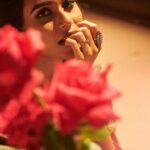 Riyaa Subodh Instagram - आँखो ही आँखो में। ❤️ . . . . . #reelitfeelit #reels #reelsinstagram #reelkarofeelkaro #reelsvideo #shayri #inlove #reality #realme #modellife