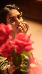Riyaa Subodh Instagram - आँखो ही आँखो में। ❤️ . . . . . #reelitfeelit #reels #reelsinstagram #reelkarofeelkaro #reelsvideo #shayri #inlove #reality #realme #modellife