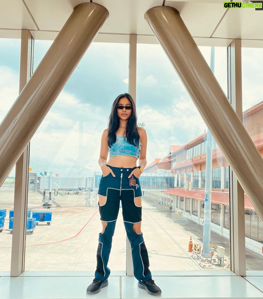 Riyaa Subodh Instagram - Hello #kochi 💙 . . . #ootd #airport #airportlook #nomakeup #modellife #traveller #happyme #ilovemyjob #trending #kerala #southindia #indianmodel #thankyougod Cochin International Airport - Domestic Terminal