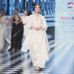 Riyaa Subodh Instagram - हुस्न मुक़ाबला करा के देख लो। 😉 . . . . #fashionweek #runwaymodel #happyme #indianmodel #ilovemyjob #designer #ootd #ootdfashion #instafashion #instamood #thankyougod
