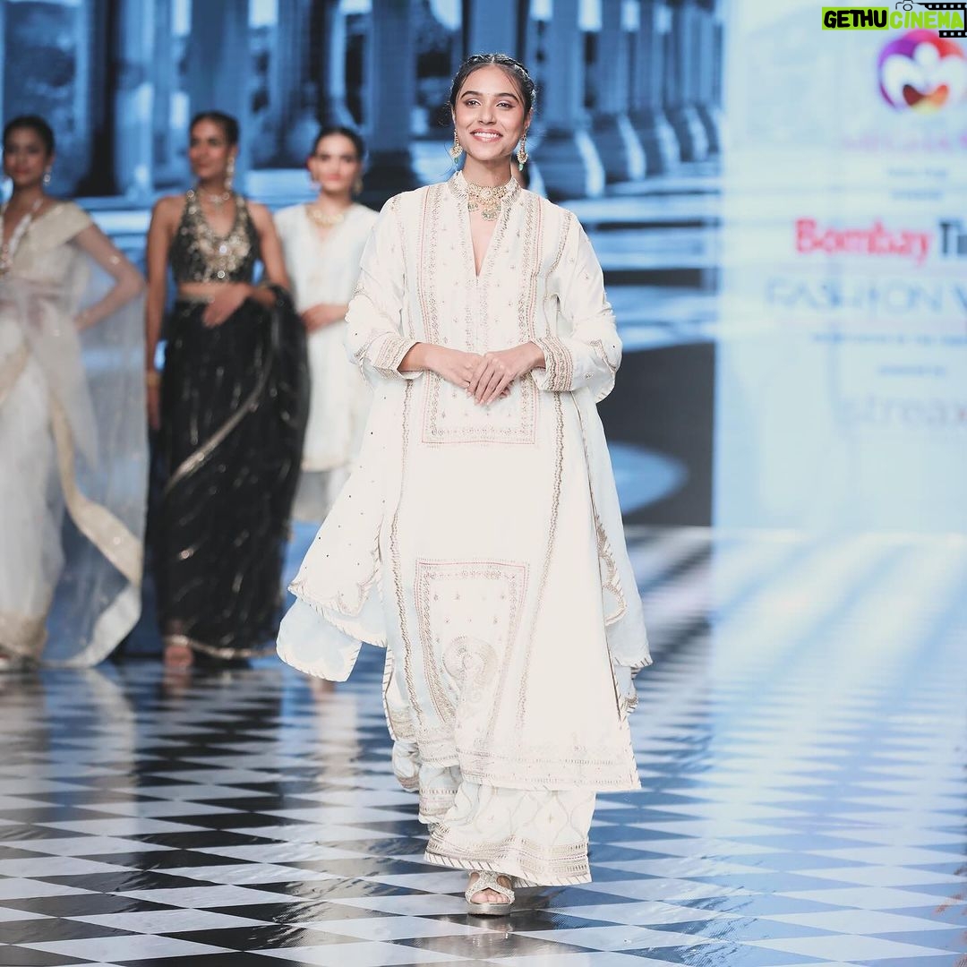 Riyaa Subodh Instagram - हुस्न मुक़ाबला करा के देख लो। 😉 . . . . #fashionweek #runwaymodel #happyme #indianmodel #ilovemyjob #designer #ootd #ootdfashion #instafashion #instamood #thankyougod