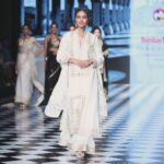 Riyaa Subodh Instagram - हुस्न मुक़ाबला करा के देख लो। 😉 . . . . #fashionweek #runwaymodel #happyme #indianmodel #ilovemyjob #designer #ootd #ootdfashion #instafashion #instamood #thankyougod