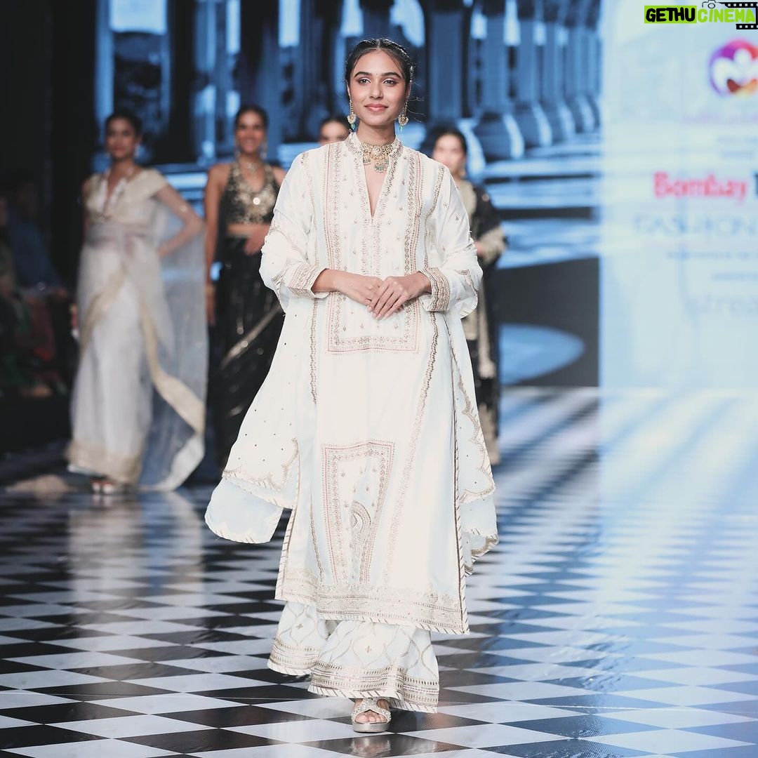 Riyaa Subodh Instagram - हुस्न मुक़ाबला करा के देख लो। 😉 . . . . #fashionweek #runwaymodel #happyme #indianmodel #ilovemyjob #designer #ootd #ootdfashion #instafashion #instamood #thankyougod