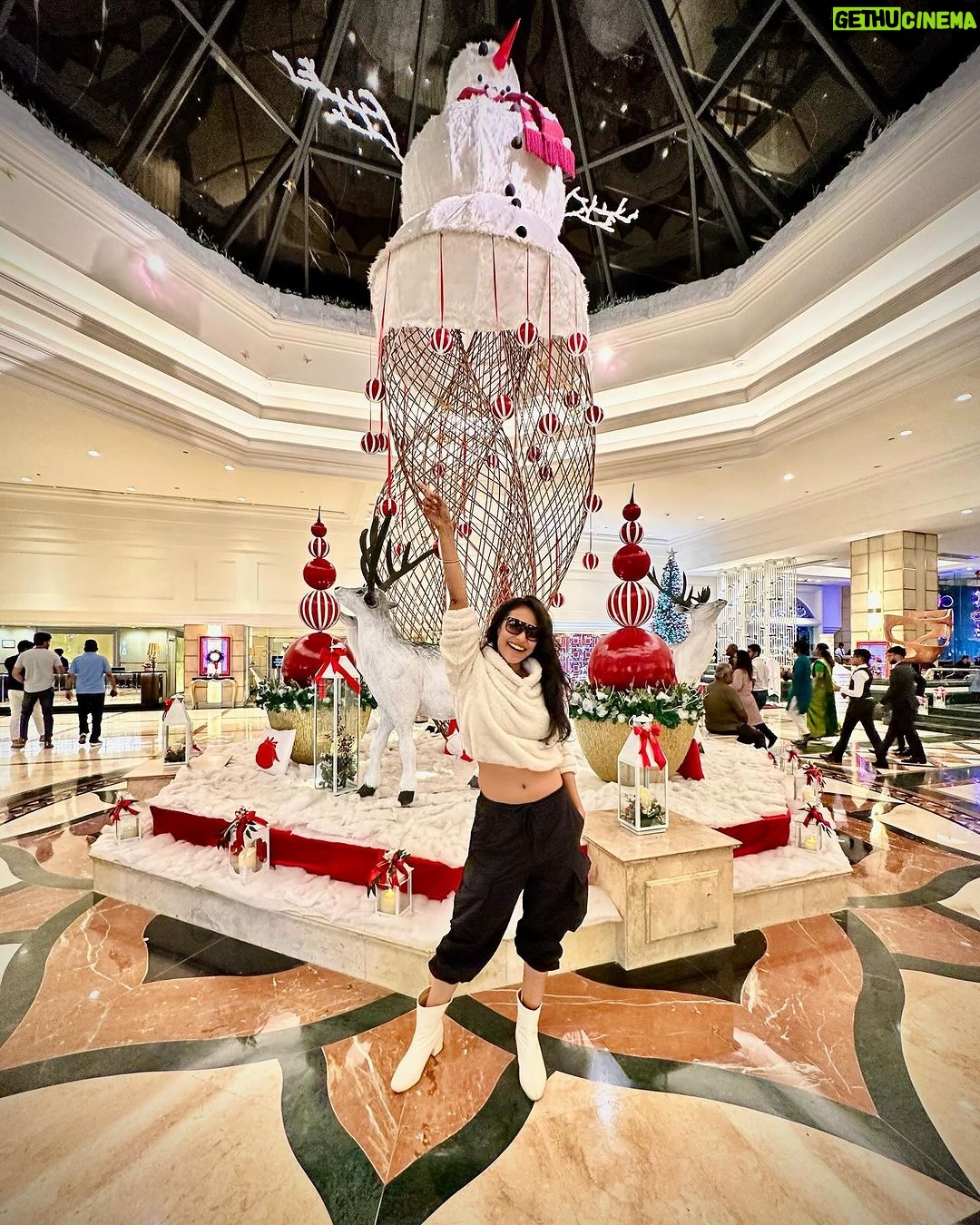 Riyaa Subodh Instagram - Ayubowan Srilanka π±π° PS:- Last frame π€£π«£ I need a man in my life who feels happy to see me just the way that stranger felt. . #srilanka #colombo #airportlife #ootd #ootdfashion #winterfashion Cinnamon Grand Colombo
