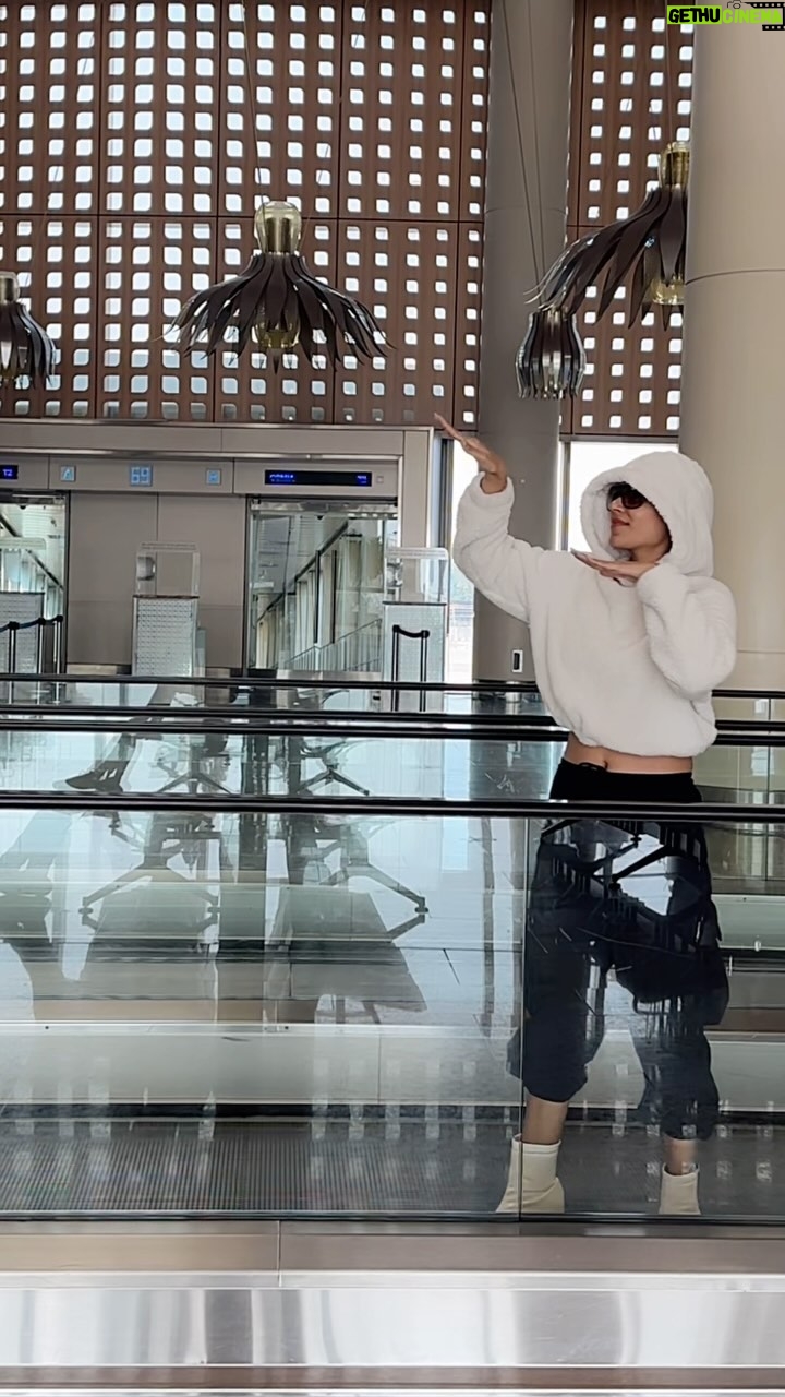 Riyaa Subodh Instagram - I swear I’m not kidding 🤣🤭 . #reelsinstagram #reelkarofeelkaro #reelsinstagram #reelsvideo #reelitfeelit #fierce #model #dancer #trendingreels #trendingnow #ootd #airportlife #airport #traveler