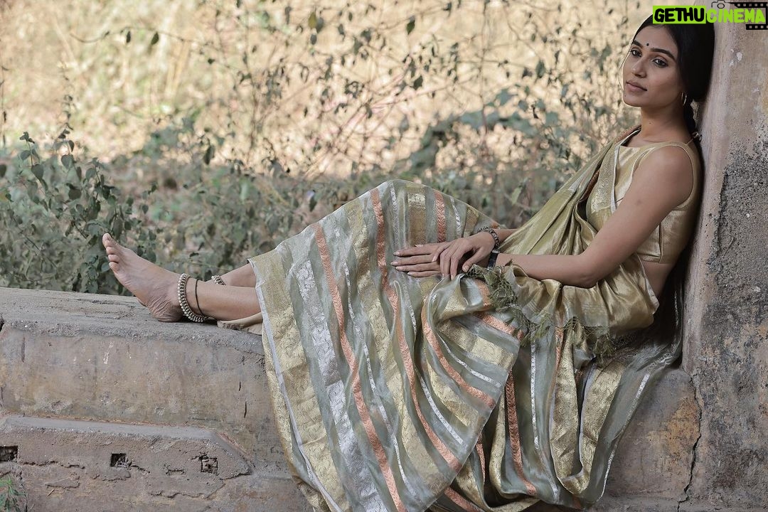 Riyaa Subodh Instagram - बहुत ख़्याल रखते हैं वो अपने दिल का, इधर नहीं लगता तो उधर दिल लगा लेते हैं । 💯 . . . #nofilter #raw #mood #ootd #ootdfashion #saree #sareelove #indian #indianmodel #lovestory #thankyougod #modellife