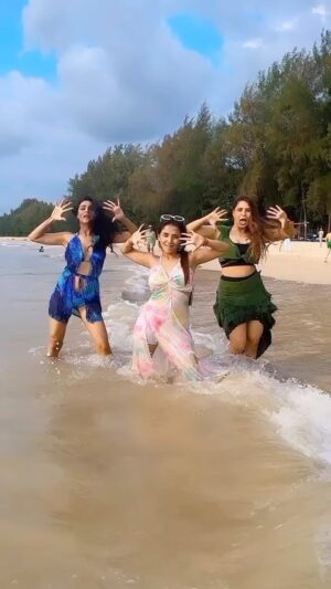 Riyaa Subodh Instagram - Ocean breeze… 🌊 
.
.
.
.
#reelkarofeelkaro #reels #reelsinstagram #trendingreels #trending #trendingaudio #reelitfeelit #reelsvideo #vaishnavipatildid #theriyasubodh #alishasingh #trending #dancers #instagramers #instagramreels