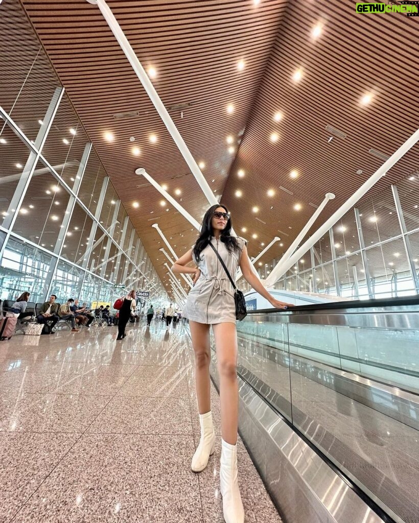 Riyaa Subodh Instagram - 🤍 . . . . . #ootd #ootdfashion #flyer #airportlife #malaysia #event #travellife #happyme #thankyougod #influencerstyle #modellife #indianmodel #fashionmodel #ootdstyle KLIA - Kuala Lumpur International Airport