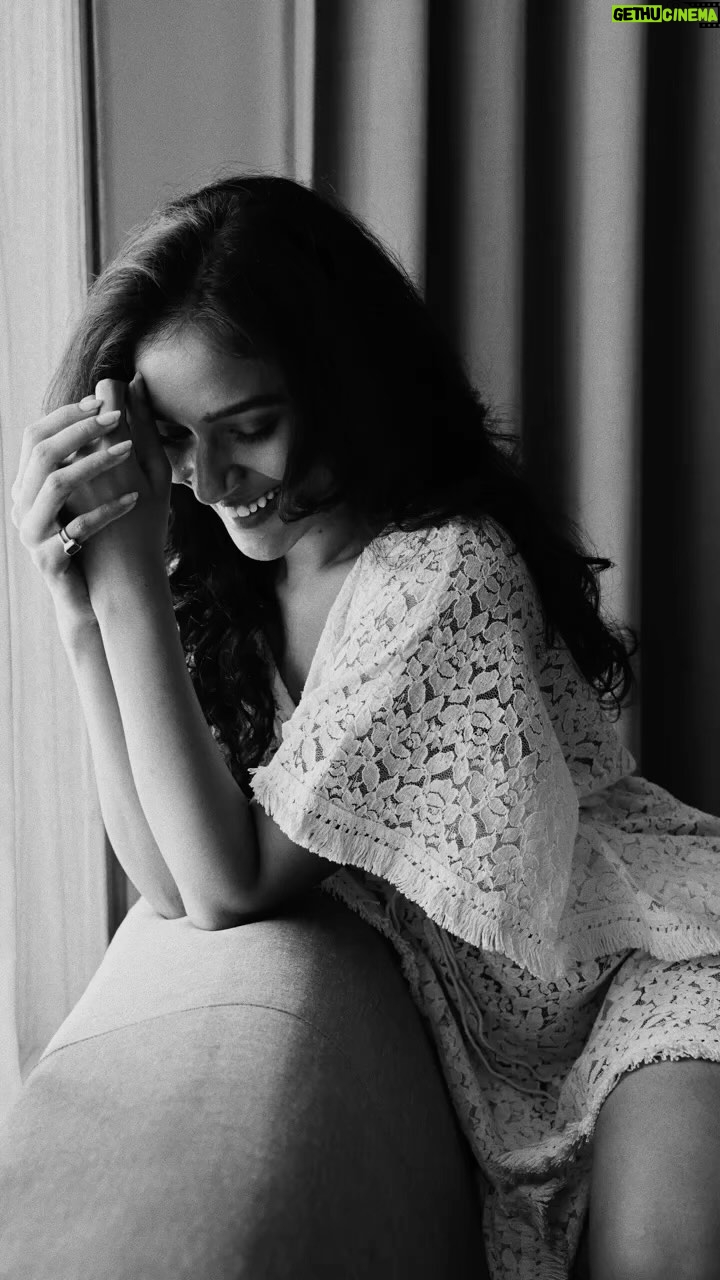 Riyaa Subodh Instagram - A fine actor. You can see that in how she ‘holds’ a pose. We recently did an episode together and decided to follow it up later with a few stills as well. The first from a series of photographs with Riya. #bnw #bnwphotography #instaportrait #bnwportrait #modelshoot #actorslife #jiocinema #riyasubodh #naturallightphotography #nikonportraits #nikonz7ii #nikonindia